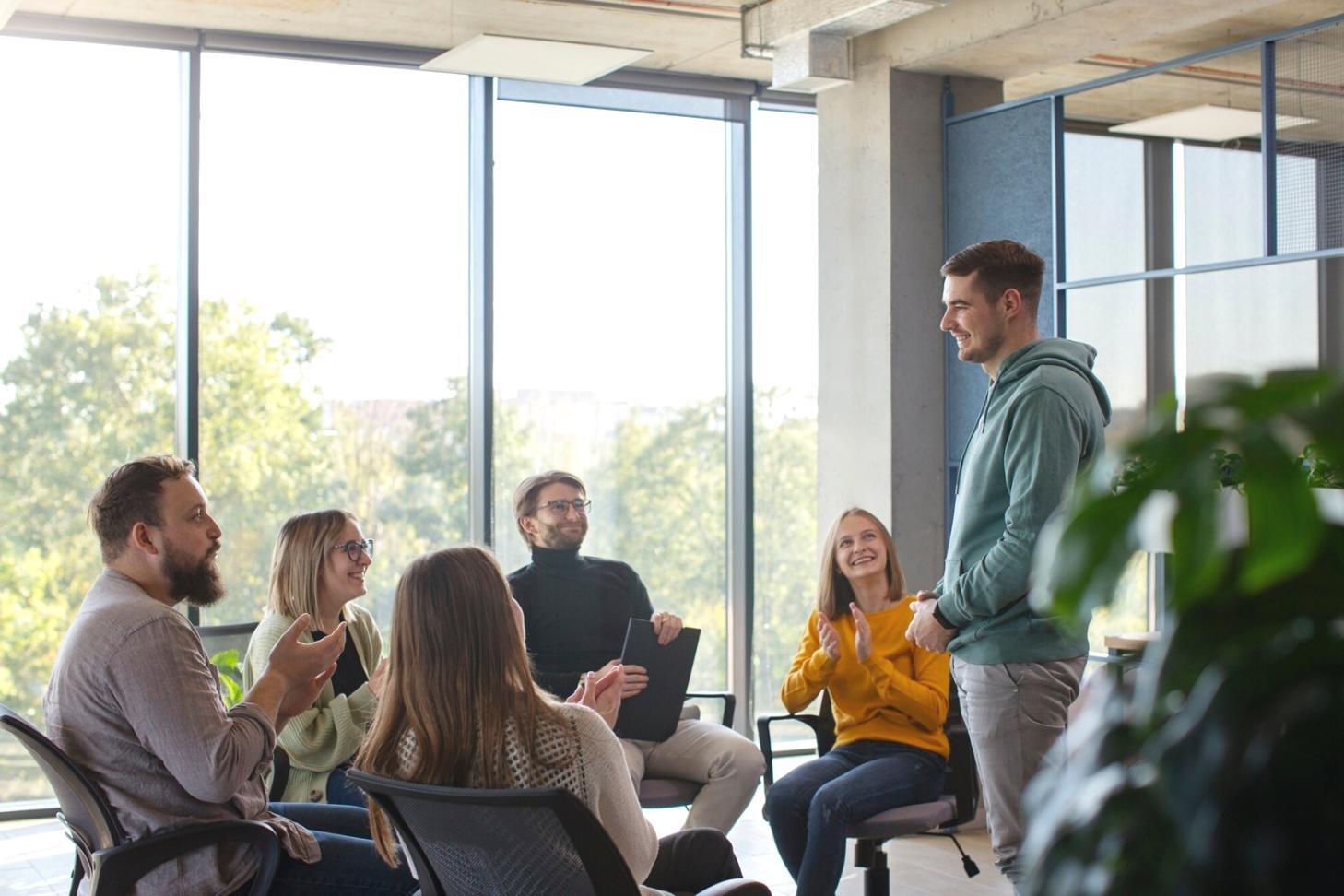 Équipe de conseillers financiers travaillant sur l'implémentation de solutions budgétaires personnalisées
